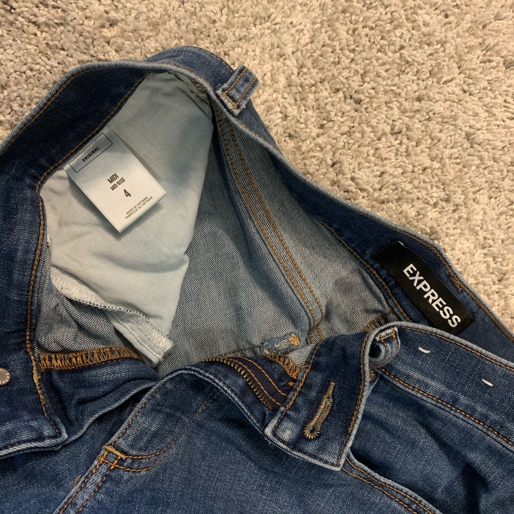 Express Mid Rise Shorts - Picture 2 of 3